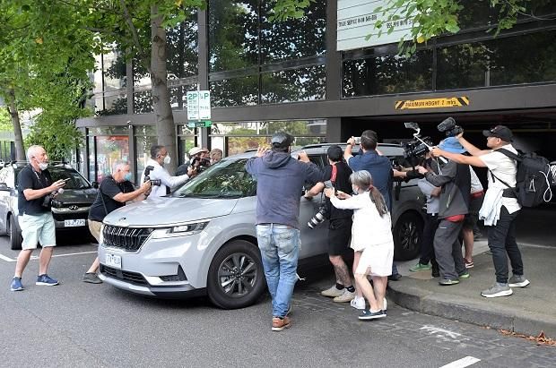 …a Djokovicsot a repülőtérre fuvarozó autót megrohamozták a fotósok…