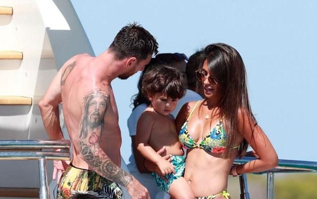 Messi feleségével, Antonellával, és legkisebb fiúgyermekükkel, Ciróval (Fotó: Mundo Deportivo)