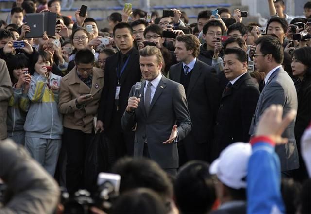 David Beckhamet már érkezésekor lelkes tömeg fogadta a pekingi repülőtéren (Fotó: Action Images)