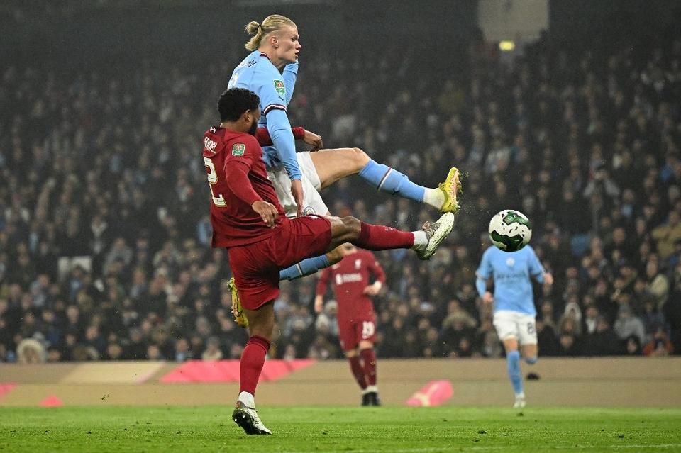 Haalandnak (kékben) 10 perc kellett a gólhoz, Gomez (pirosban) nem tudott menteni (Fotó: AFP)