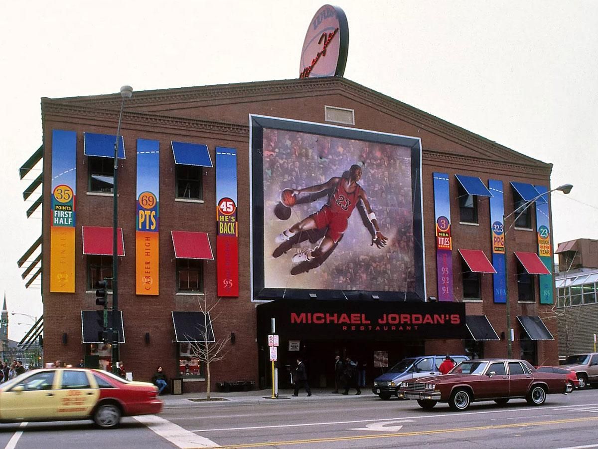 A chicagói The Restaurant háromszintes épülete, amely a tulajdonosok összekülönbözése után 1999 végén bezárt (Fotó: NBA.com)