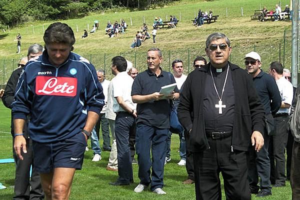 Crescenzio Sepe jó tanácsokkal látja el futballozó bárányait (Fotók: napolimagazine.com.cn)