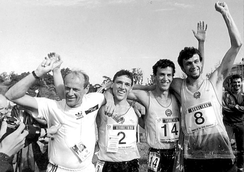 Edzőként 1988-ban ért fel a csúcsra: az egyéniben is nyerő Martinek János, Mizsér Attilával és  Fábián Lászlóval csapatban is győzött Szöulban (Fotó: Magyarok az olimpiai játékokon)