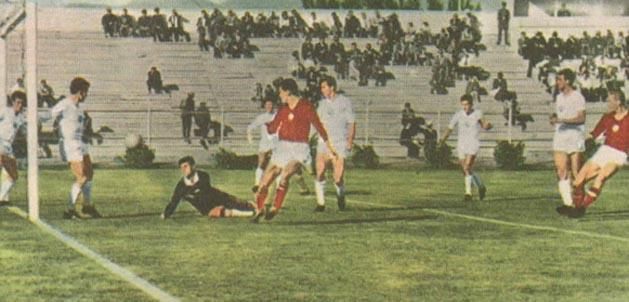 Albert Flórián szenzációsan játszott a bolgárok elleni, 1962-es meccsen, három gólt szerzett – ez volt a második gól a mérkőzésen (Fotó: magyarfutball.hu)