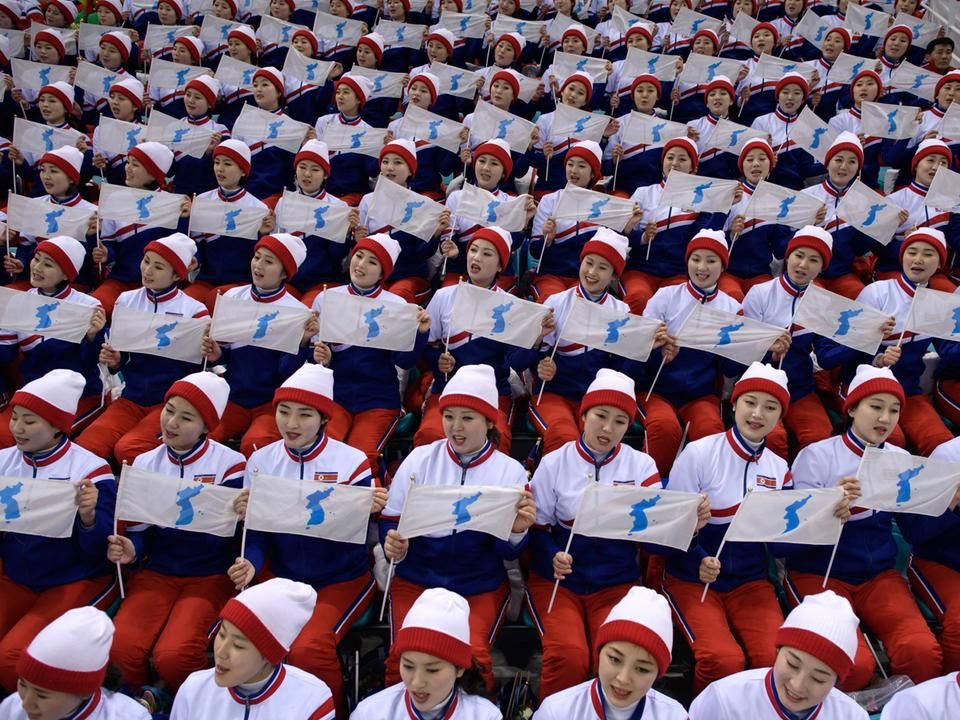 Először voltak kint olyan eseményen az észak-koreai cheerleaderek, amelyen nem volt érintett saját sportolójuk. KATTINTSON, GALÉRIA NYÍLIK! (Fotók: AFP)