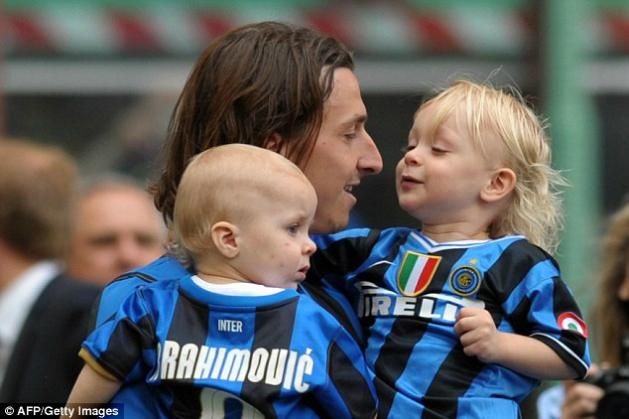 Harmadik milánói bajnoki címét gyermekeivel ünnepelte (Fotó: AFP/Getty Images)