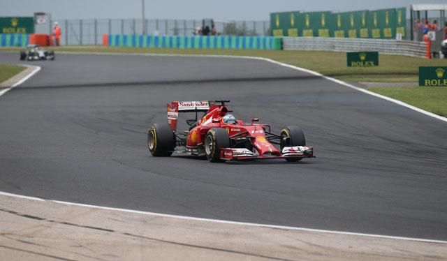 Alonso a hajrát az élen kezdte Hamilton és Ricciardo előtt