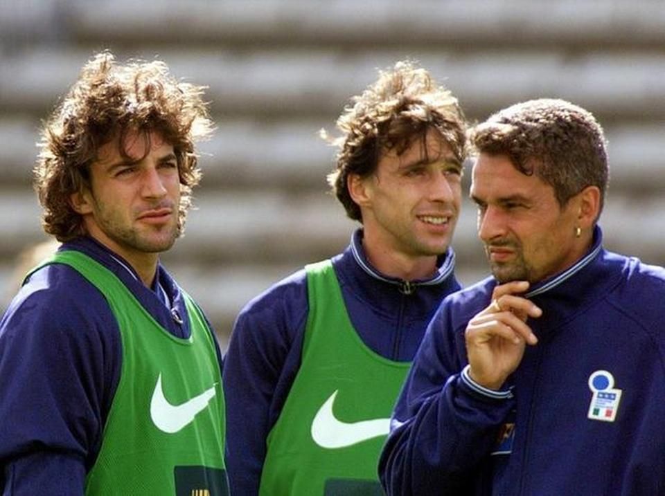 Enrico Chiesa: gigászok között. Balra a képen Del Piero, jobbra R. Baggio