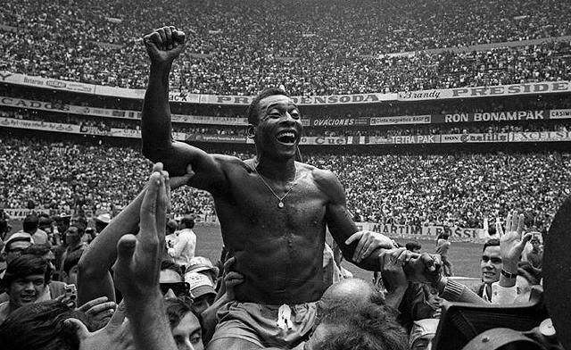 Pelét ünneplik a brazilok az 1970-es vb-döntő fináléja után (Fotó: Imago) Galériánkat a képre kattintva érheti el!
