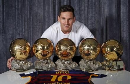 Messi és az Aranylabdák (Fotó: AFP)