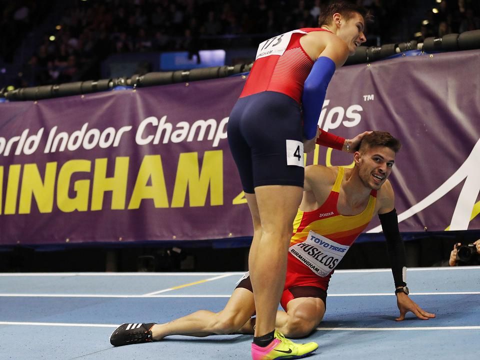 Pavel Maslák, a 400 méter végső győztese a kizárt első helyezettet, Óscar Husillost vigasztalja (Fotó: AFP)