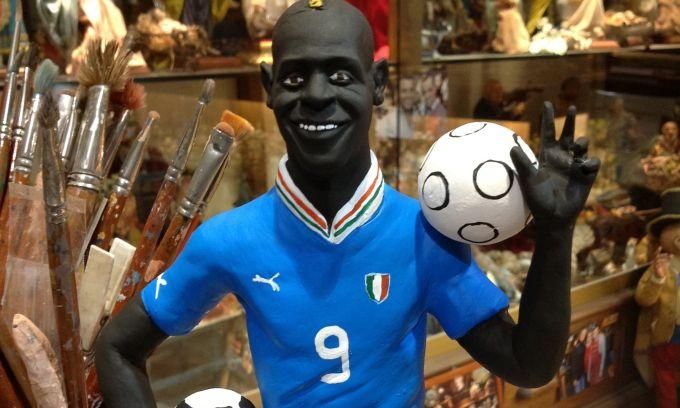 Ha a jövőben építenének is Balotelli-szobrot, az biztosan nem Mario házánál lesz(Fotó: corrieredellosport.it)