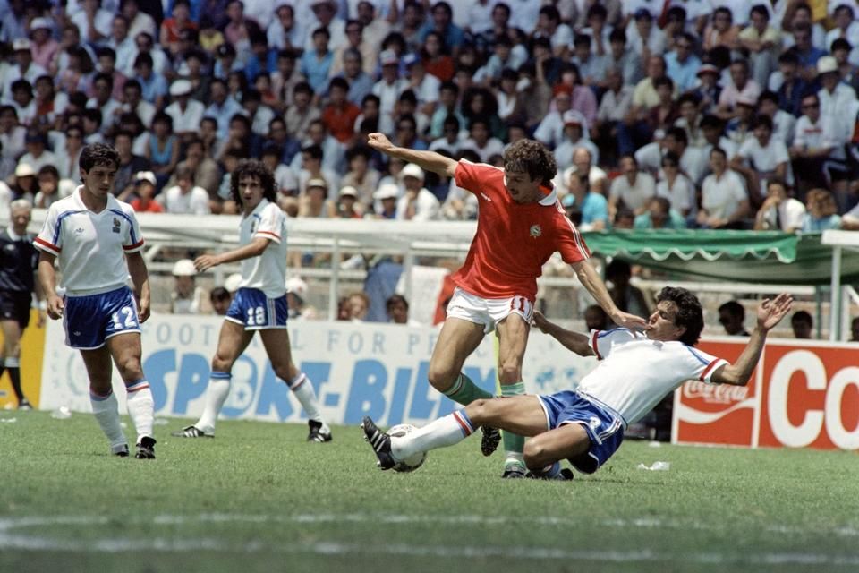 Esterházy itt nem az izzósok, hanem az 1986-os francia válogatott játékosai között szlalomozik (Fotó: AFP)