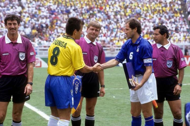 Puhl Sándor a '94-es vb-döntőn testközelből figyelhette a két csapatkapitány, Dunga (balra) és Franco Baresi kézfogóját (Fotó: Imago)