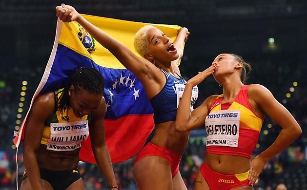 A világbajnok Yulimar Rojas és a női hármas másik két dobogósa (Fotó: AFP)