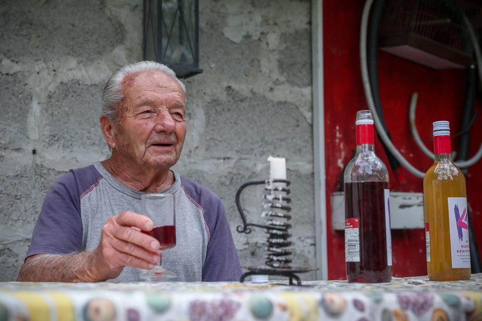 A 69 éve állandó reggeli mellett a saját szőlőből készülő vörösbor is segít az egészsége megőrzésében (Fotó: Szabó Miklós)