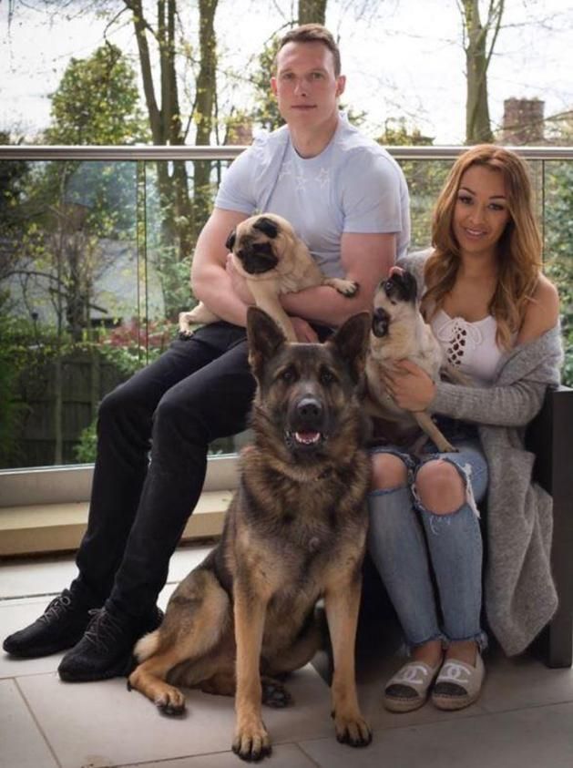 Phil Jones feleségével és kutyáikkal