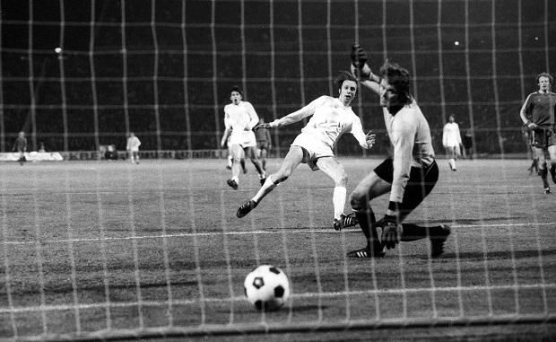 Sepp Maier verve, Fazekas László megszerzi az egyenlítő gólt a Bayern ellen az 1974-es BEK-elődöntő első meccsén (1–1) (Fotó: Imago Images)