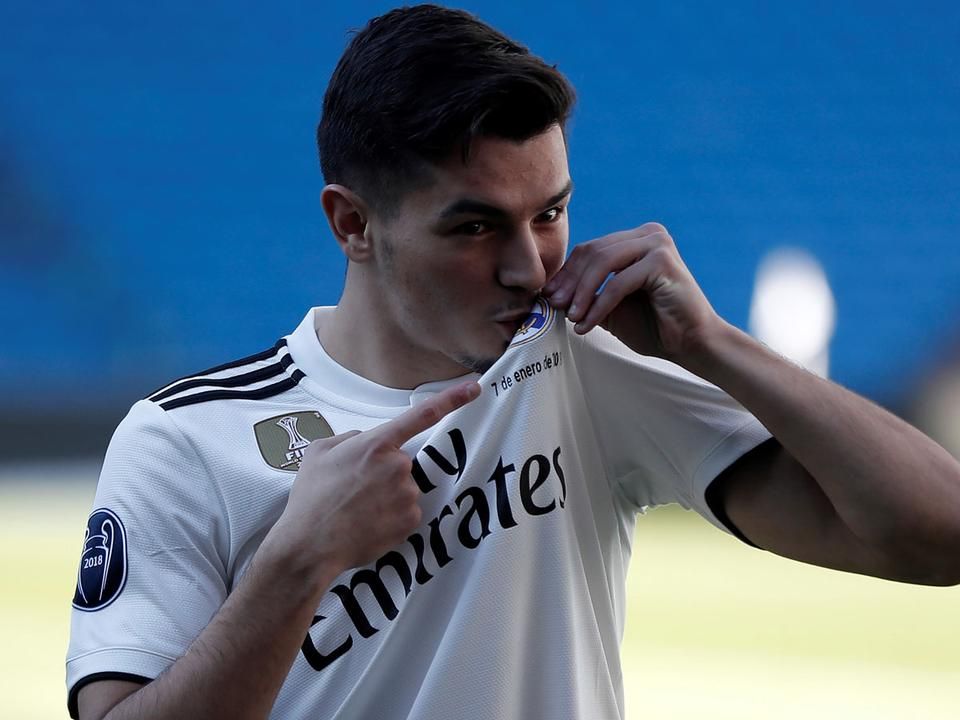 Ma már a Real Madrid címerét csókolgatja Díaz, néhány éve még a labdákat szedte (Fotó: AFP)