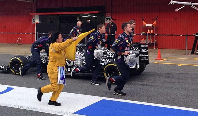 Rosszul indult a Red Bull napja, Ricciardót a boxutca végéről tolták vissza a garázsba