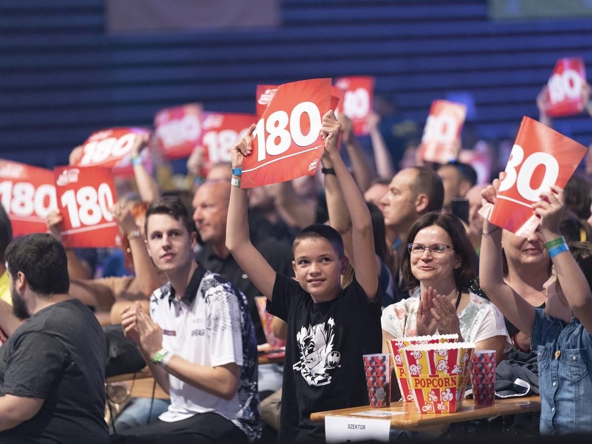 A dartsot nem csak a felnőttek szeretik, a család minden tagjának izgalmas élményt kínál (a kép forrása: Vörös Nándor és Darts Event kft.)