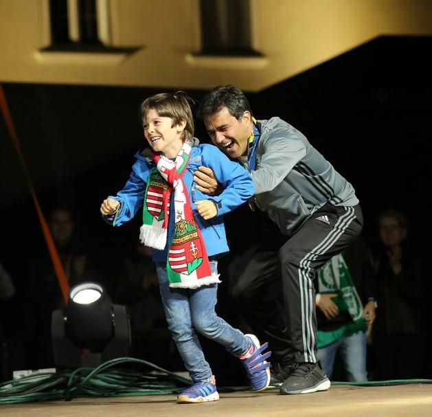 Martín a fiaival ünnepelt a színpadon