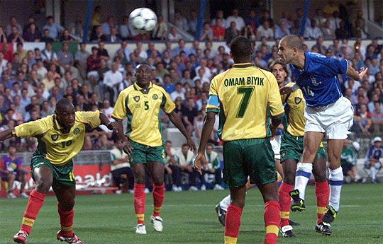 Francois Omam-Biyik (háttal) az 1990-es vb-n szereplő válogatott egyik kulcsembere volt (Fotó: Action Images)
