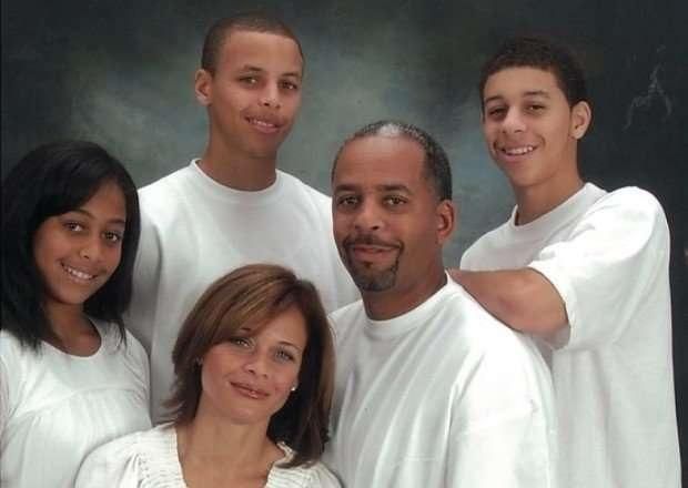 Dell és Sonya Curry a három gyerekükkel: balra Sydel, középen Stephen, jobbra Seth