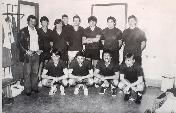 1983: a 20. évfordulón újra együtt a KSI-s labdarúgók, köztük Esterházy Márton (áll, jobbról a 3.)