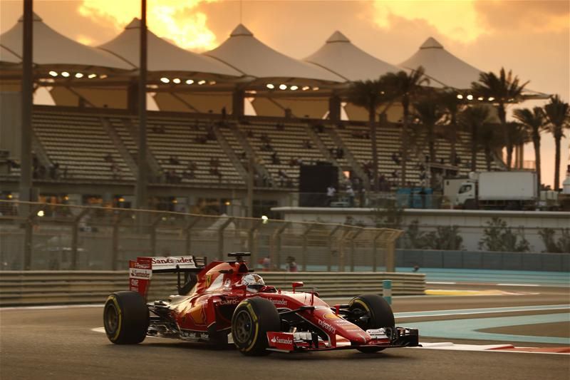 Vettel Szingapúrban, villanyfényben megszerezte a pole-t, de hiába a villanyfény, Abu-Dhabi nem Szingapúr (Fotó: Reuters)