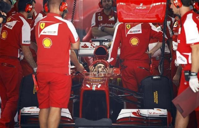 Alonso kényszerpályára került, alternatív stratégiával ered a Mercedes párosa után