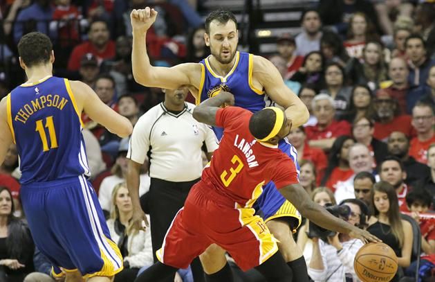 James Michael McAdoo (Golden State Warriors) az egyszemélyes fal, Ty Lawson (Houston Rockets) is fennakadt rajta
(Fotó: Reuters)