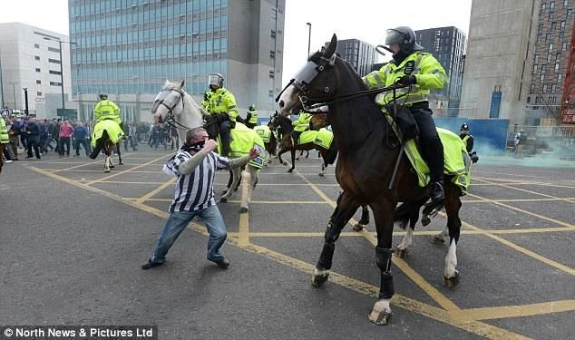 Őrület és káosz Newcastle utcáin a 148. Tyne-Wear derbi után (Fotó: Daily Mail)