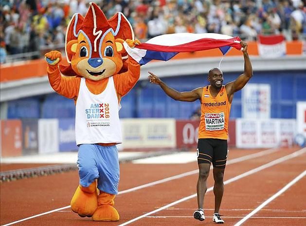 Churandy Martina a verseny kabalafigurájával ünnepelt (Fotó: Reuters)