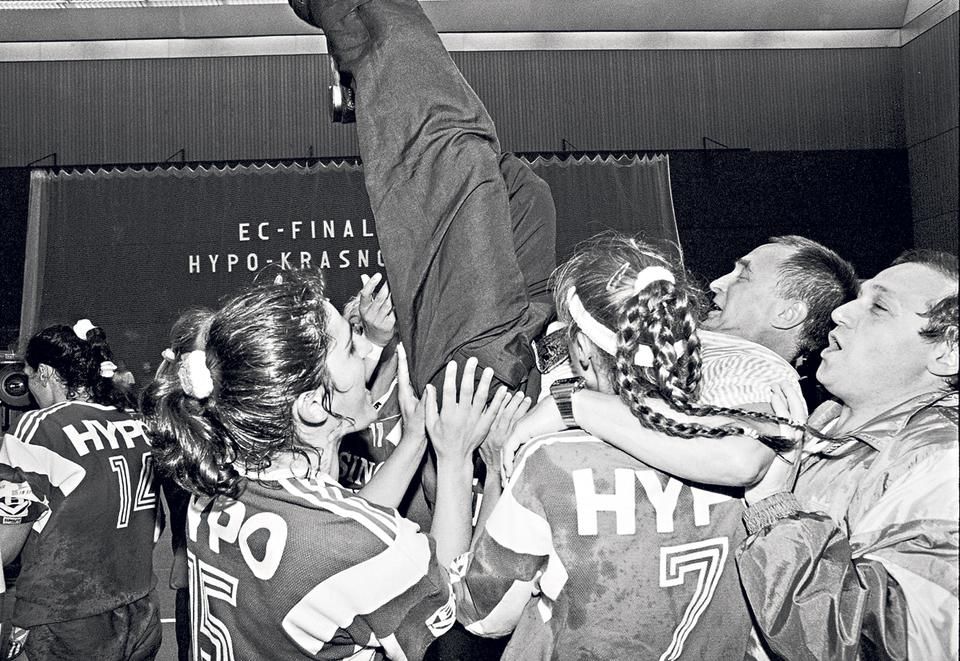 Gunnar Prokop a nyolc BEK-/BL-sikere közül az egyik, a Kubany Krasznodar fölött aratott 1990-es győzelme után a levegőben (Fotó: AFP)