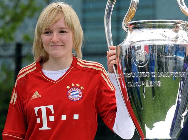 A Bayern-szurkolók már fényképezkednek a trófeával (Fotó: Action Images)