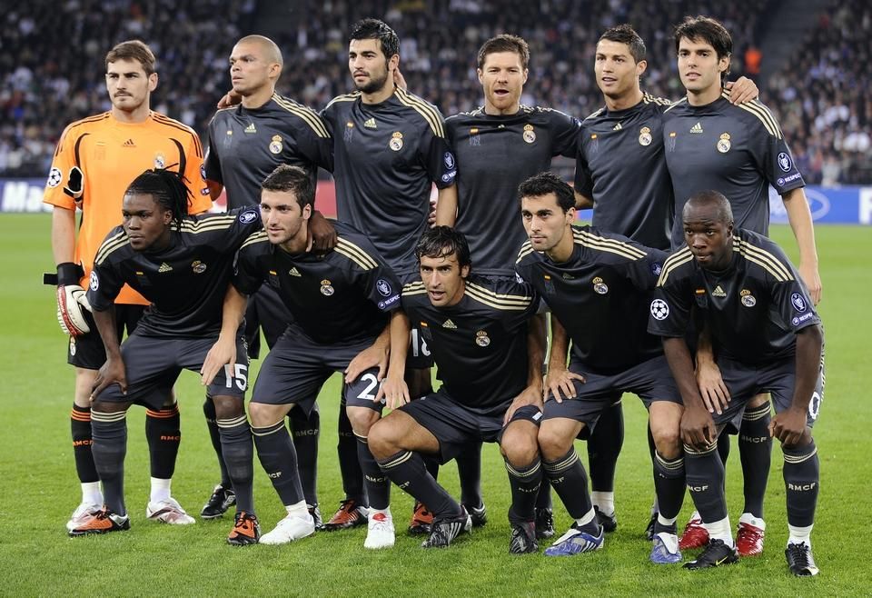 Alonsóra (az álló sorban C. Ronaldo mellett) lehetett csapatot építeni, Drenthe (alul balra) viszont elpuskázta