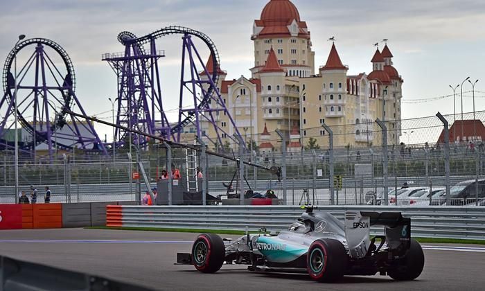 Nico Rosberg a rajtrács felé robog a Mercedesszel