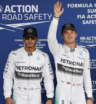 Hamilton és Rosberg: az első sorban Szuzukában, 
mégis a háttérben