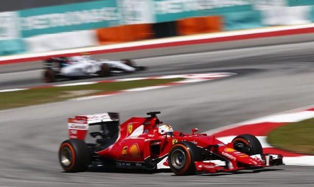 Vettel egyelőre inkább hátrafelé tekinget, erős Williamsre számít