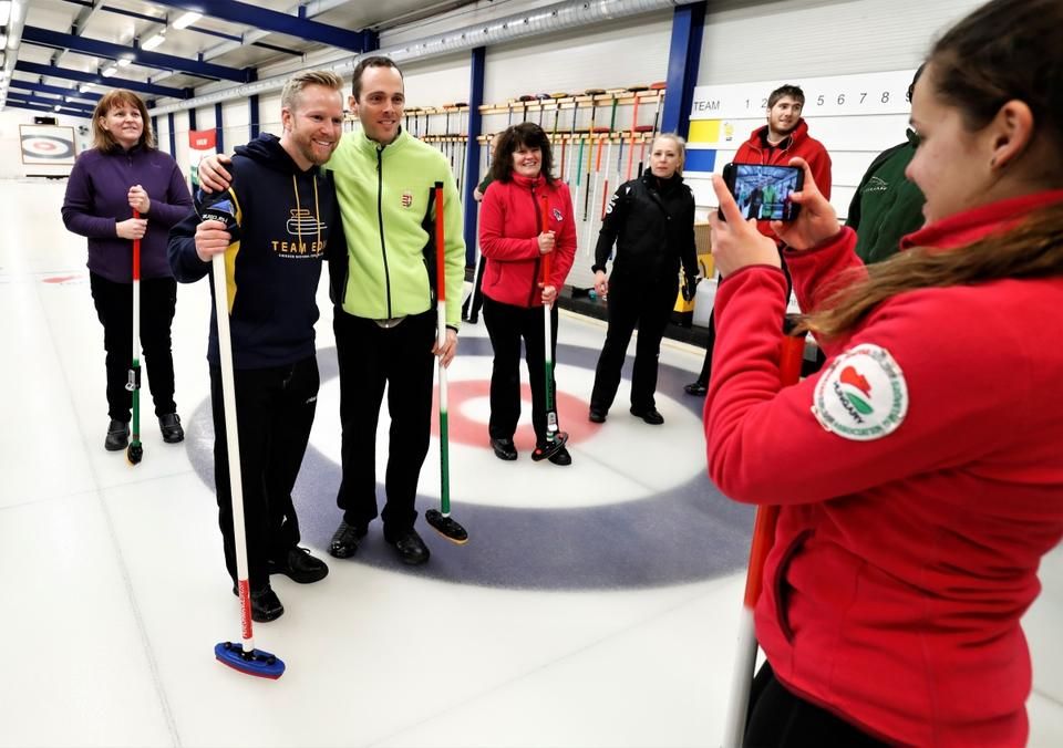 A svéd klasszist valósággal körülrajongták a Kamaraerdei Curling Clubban (Fotó: Koncz György)