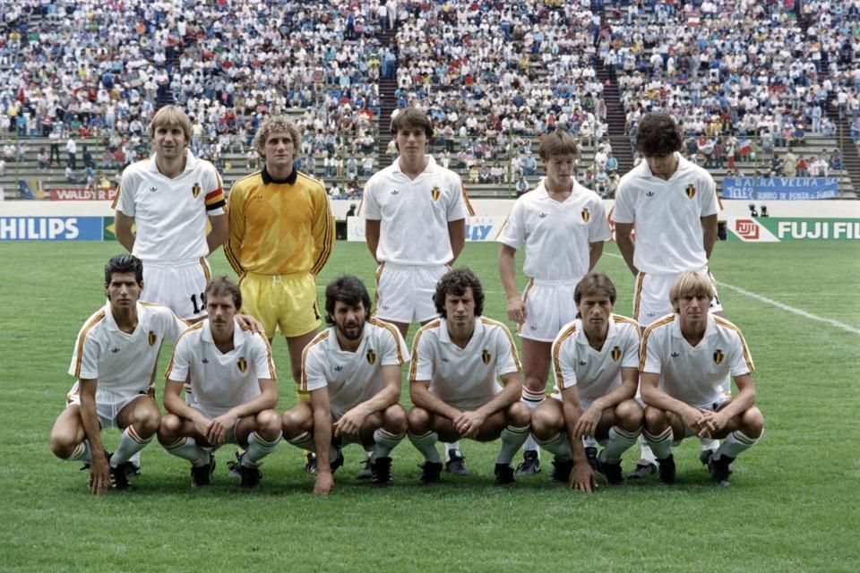 Az 1986-as belga csapat (Fotók: AFP)
A csapatkapitány Ceulemans, mellette Pfaff, a guggoló sor bal szélén a remek Scifo, szakállban Gerets