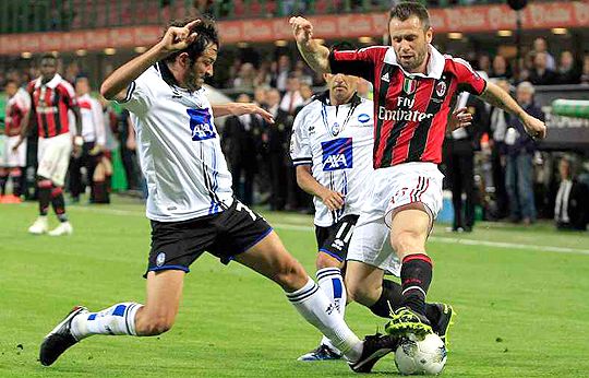 Antonio Cassano (Milan) cselezget az Atalanta védői között (Fotó: Reuters)