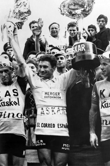 1964, Vuelta: a győztes Raymond Poulidor (Fotó: AFP)