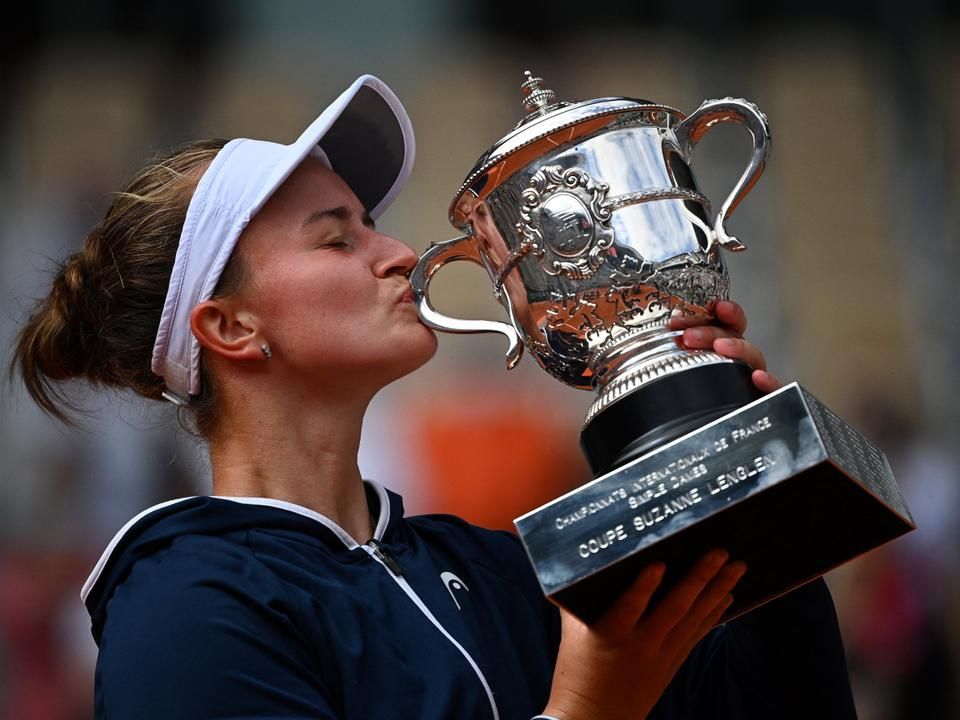 A győztes és a jutalma (Fotó: AFP)