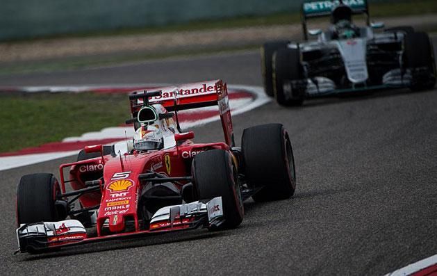 Versenyben lesz-e Sebastian Vettel Nico Rosberggel a pole-ért? (Fotó: AFP)