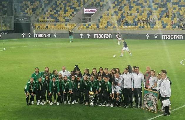 Az ETO FC Győr Magyar Kupa-győztes női csapata is tiszteletét tette a pályán a szünetben (Fotó: Duducz Tibor)