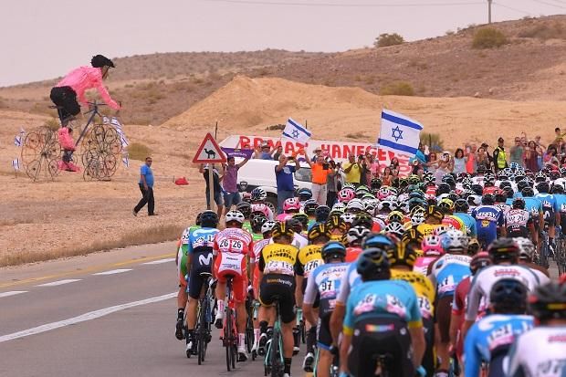 2018: a Giro d’Italia mezőnye Izrael sivatagos tájain tekert – tevével nem találkozott