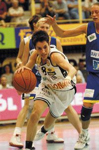 Iványi Dalma és a többi baranyai nem hagyott kétséget afelôl, hogy ki volt jobb a döntô elsô meccsén (Fotó: Laufer László)