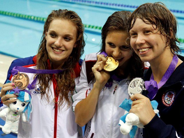 Kapás Boglárka (középen) nyerte az első ifjúsági olimpiai aranyérmet Magyarországnak